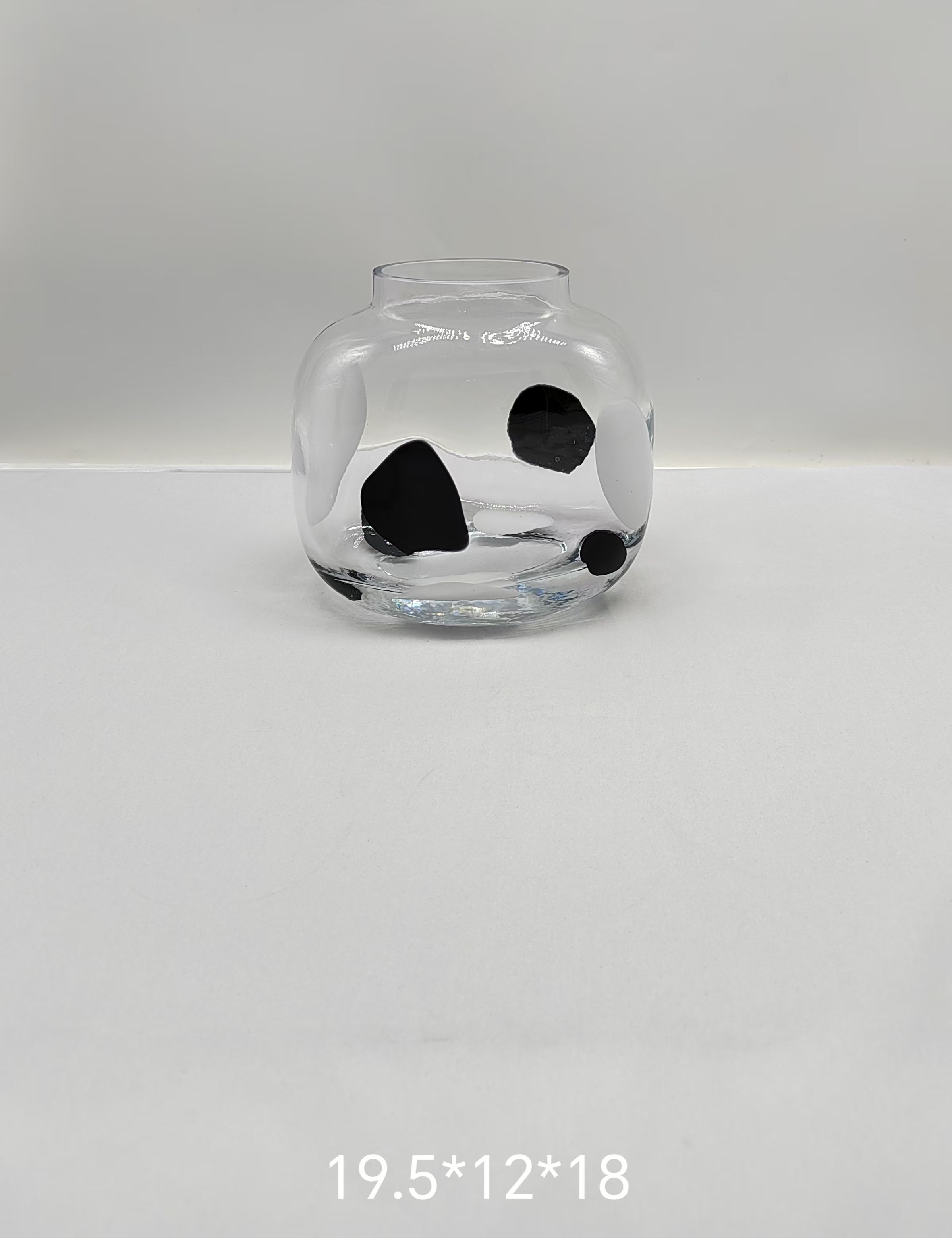Crystal  glass vase with black and wihite dot  made by hands